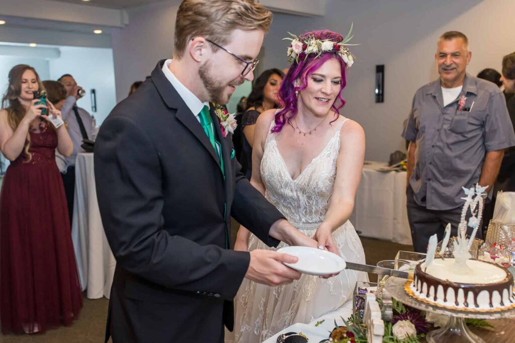 couple cutting their wedding cake at palm garden