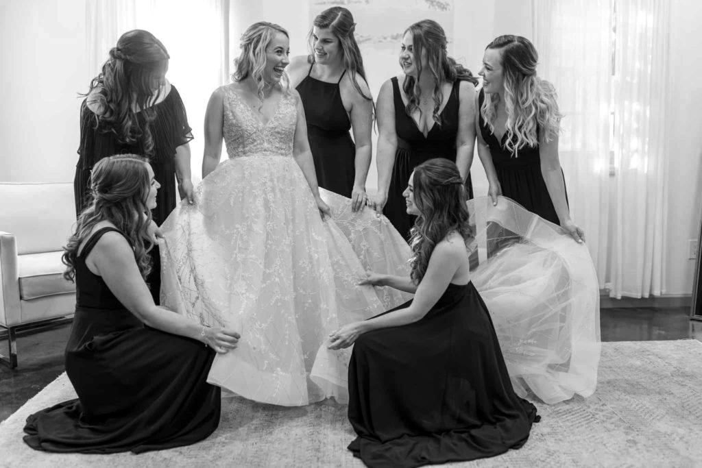 bride surrounded by her bridal party at los robles greens