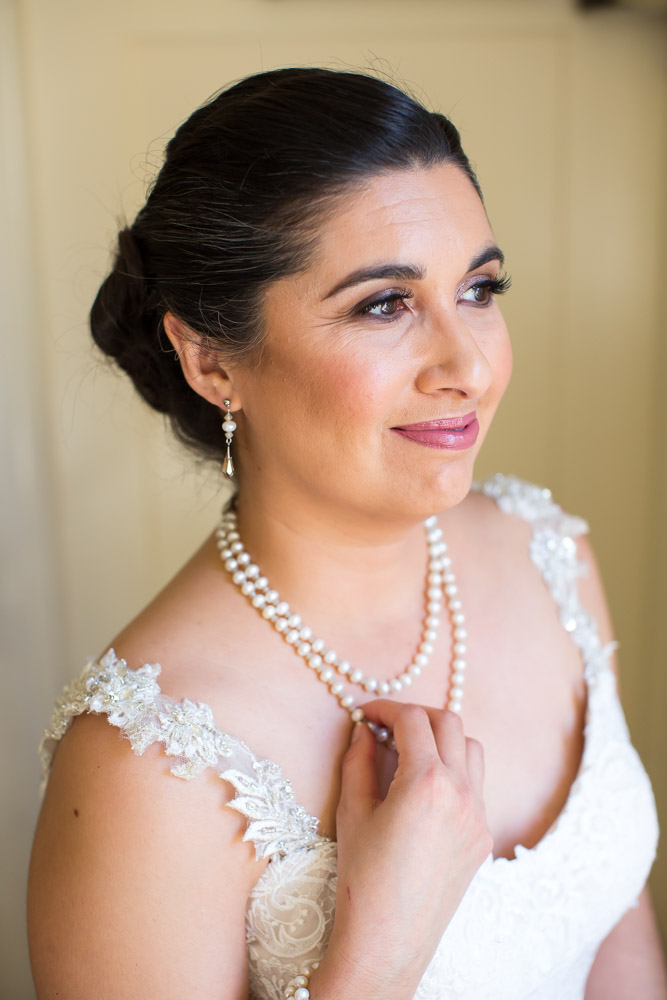 bride pearl necklace wedding photography