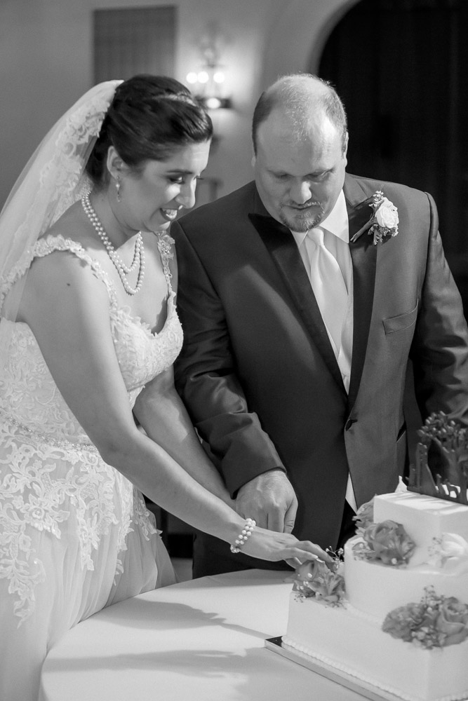 cake cutting wedding photography